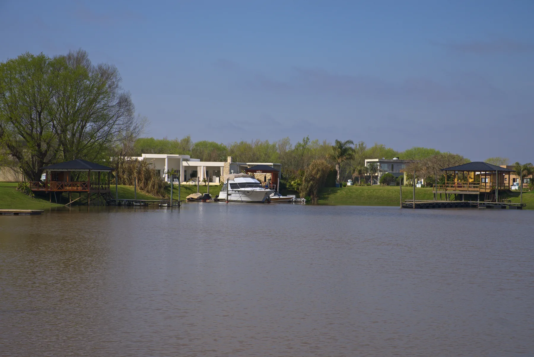 El canal navegable, con las casas y sus muelles.