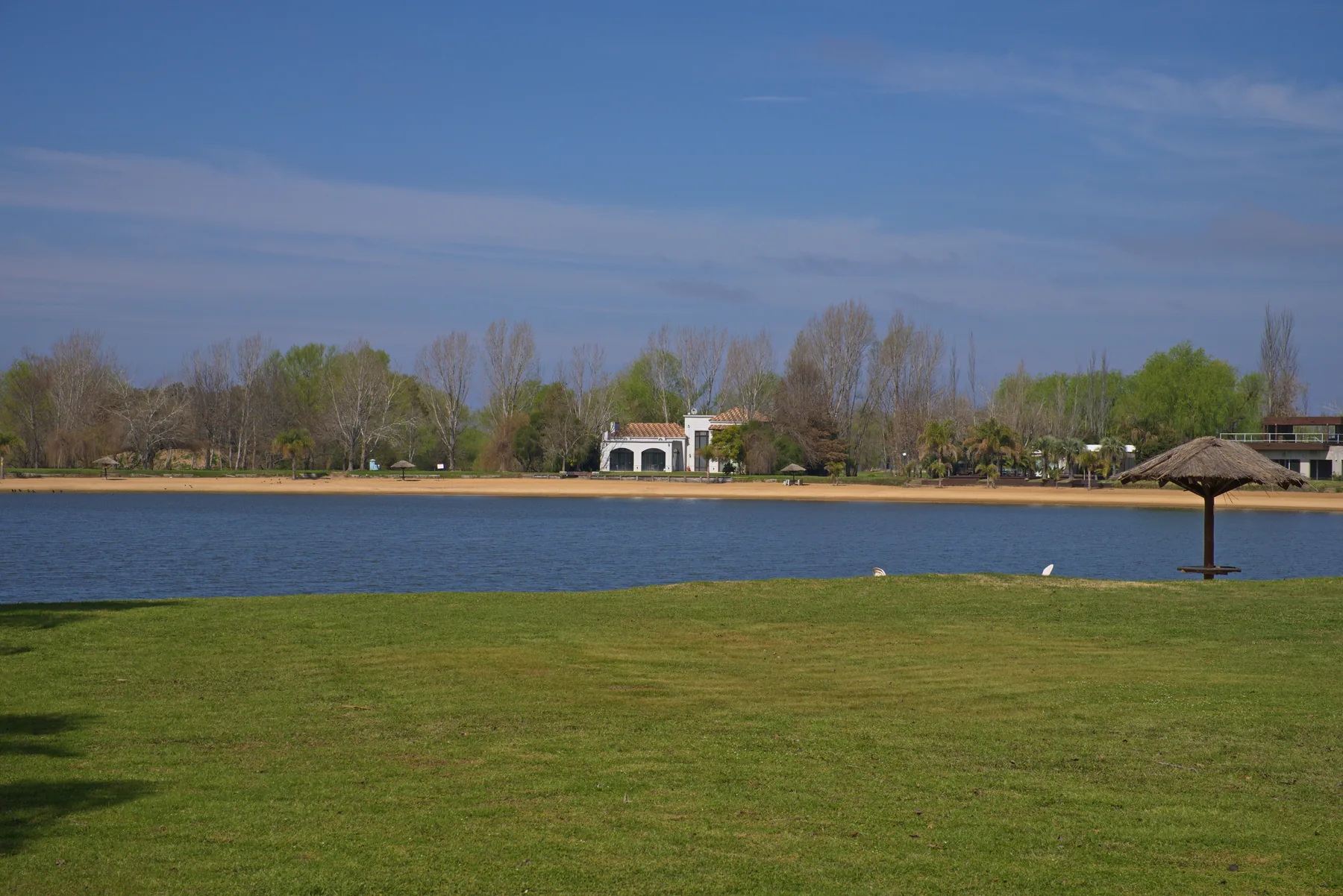 El lago central, con la playa de arena de uso común de los propietarios.