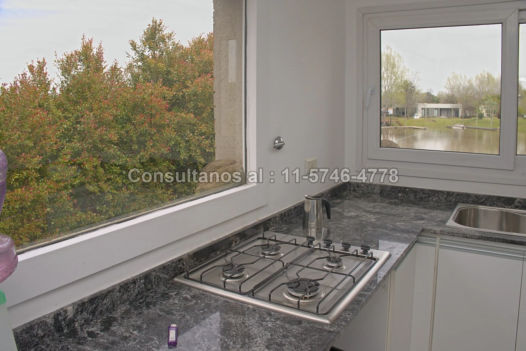 Amplia cocina. — Luminosa y moderna cocina con vista al rio.