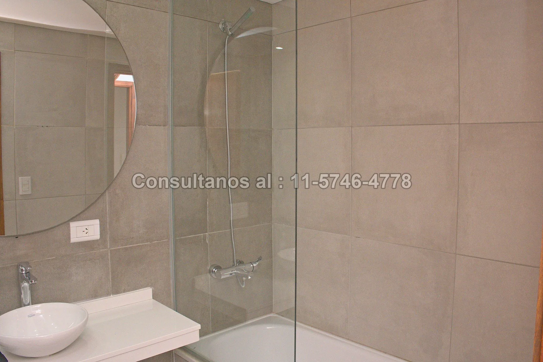 Baño principal. — Amplio baño con ducha en pasillo.