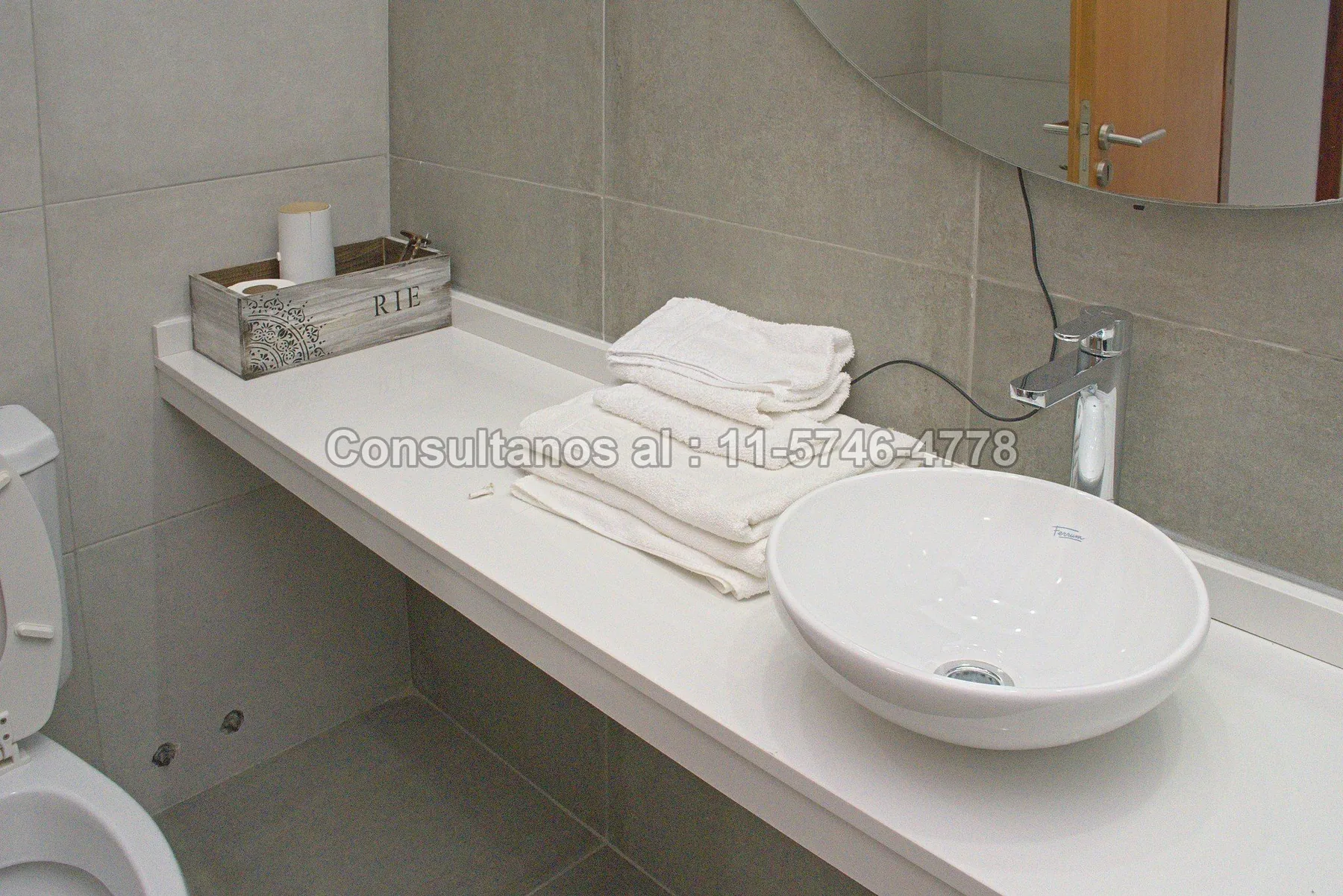 Baño principal. — Moderno baño principal con amplia mesada.