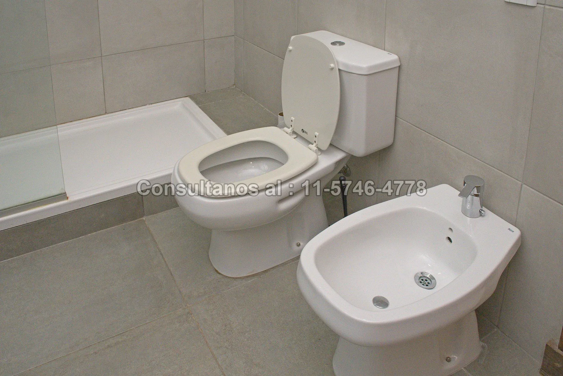 Baño en suite. — Cómodo baño en suite con amplia ducha.