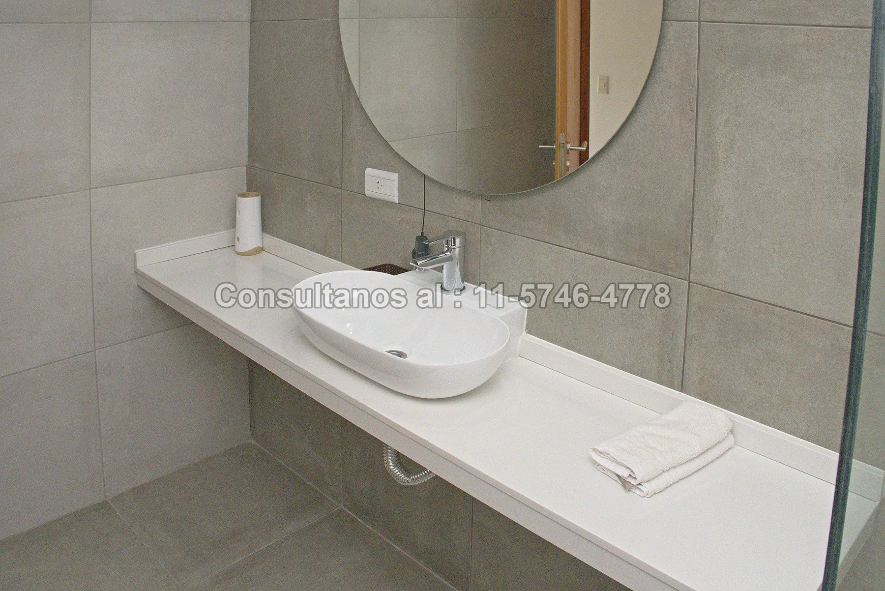 Baño en suite. — Moderno baño en suite con amplia mesada y bacha.