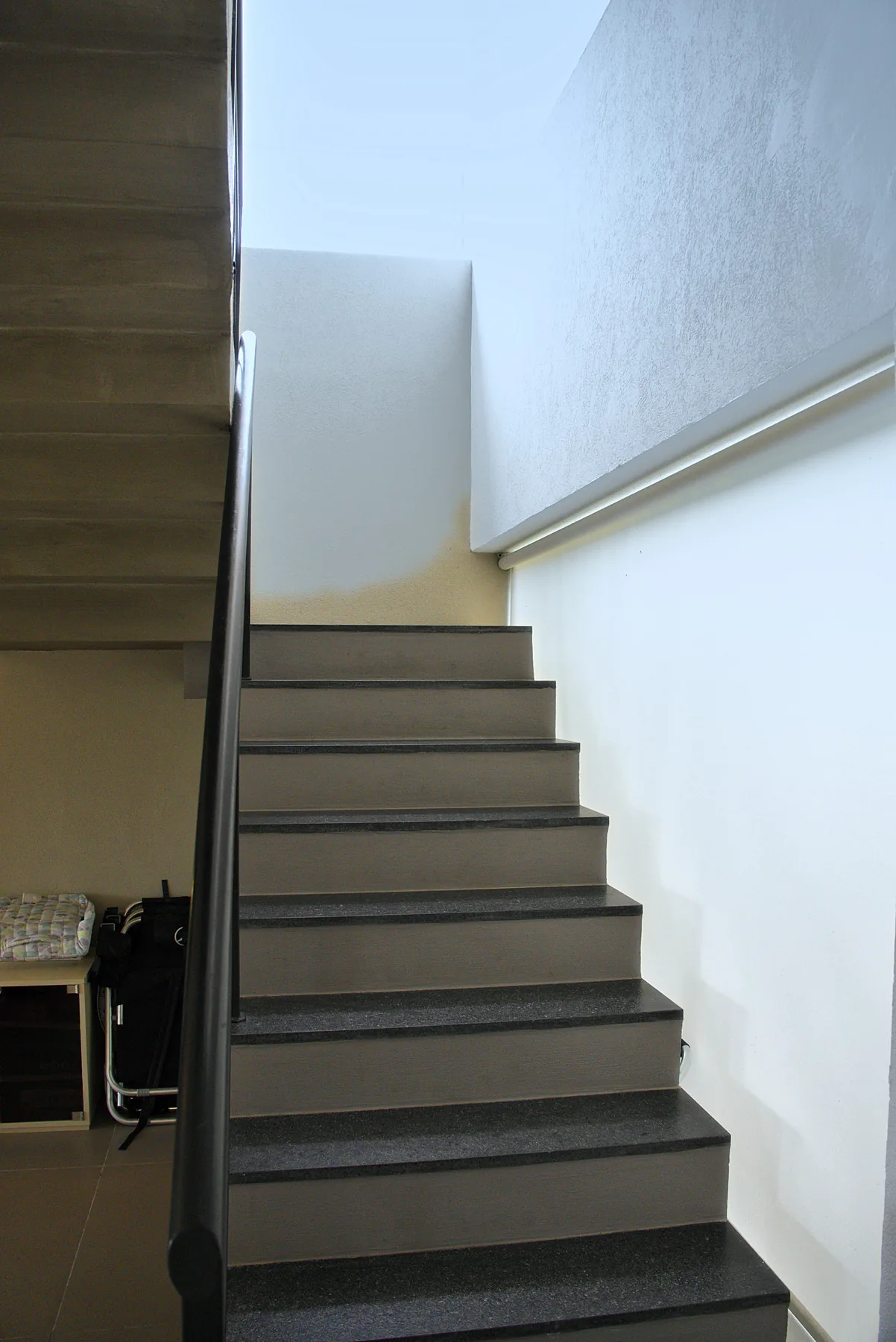 La escalera, de hormigón a la vista.