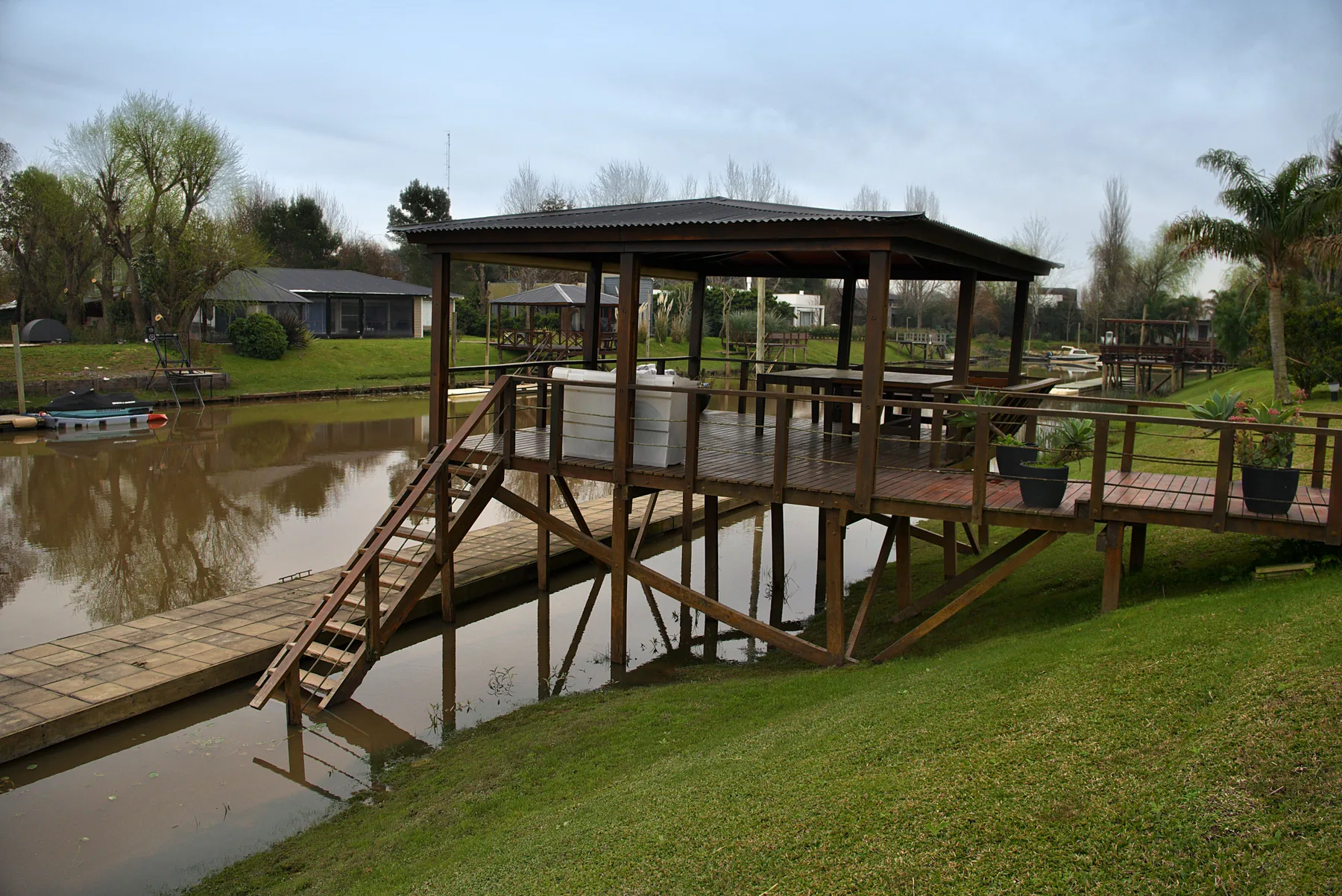 El puente de madera, desde el parque.