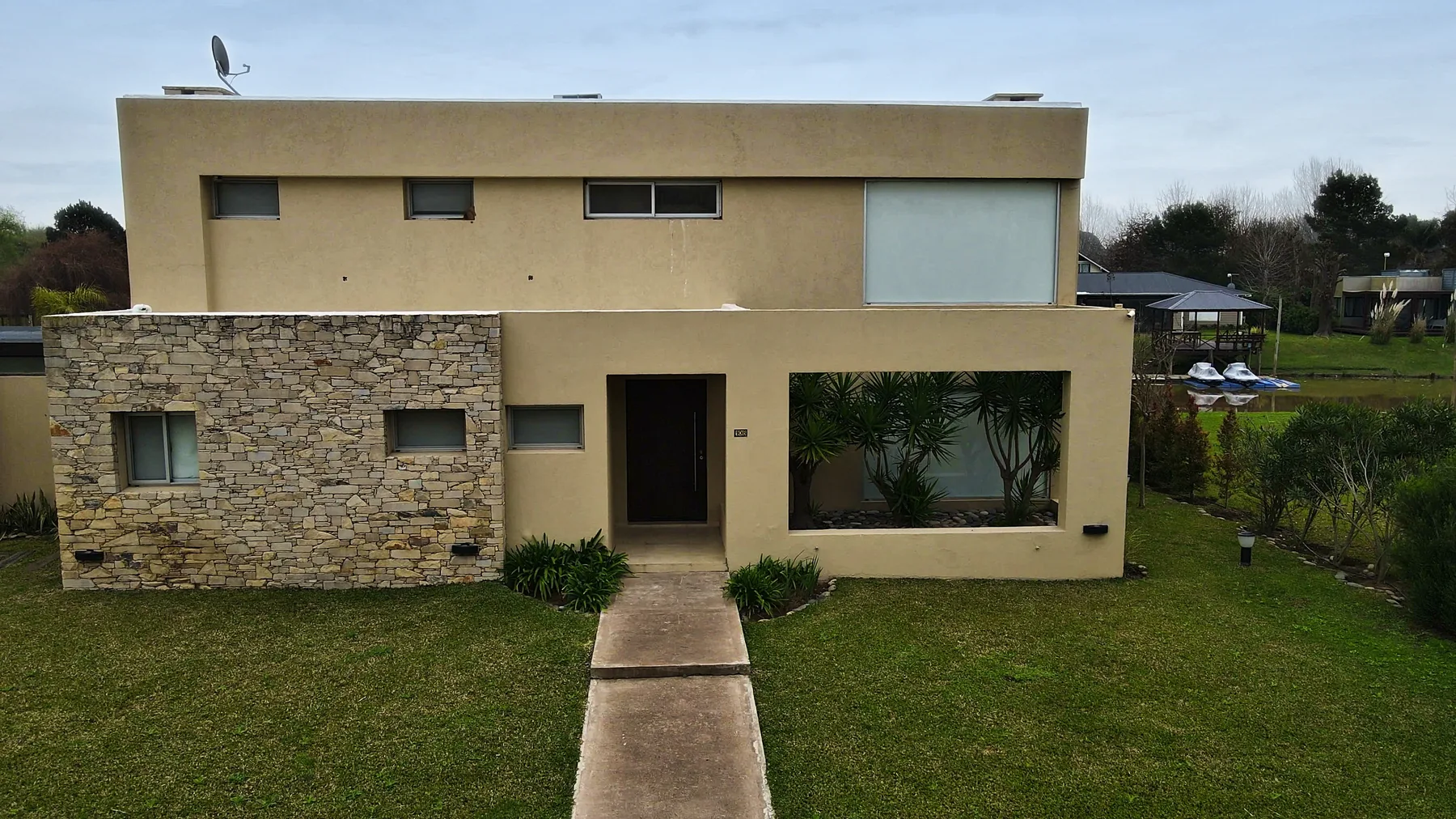 La casa desde el frente, con el parque abierto.