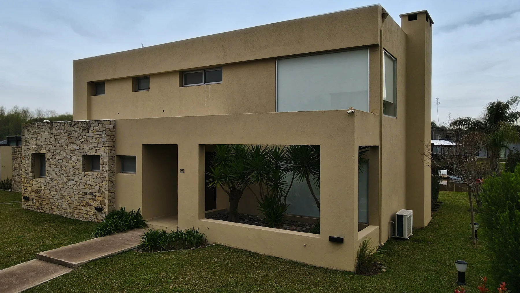 El lote completo, con la casa al centro.