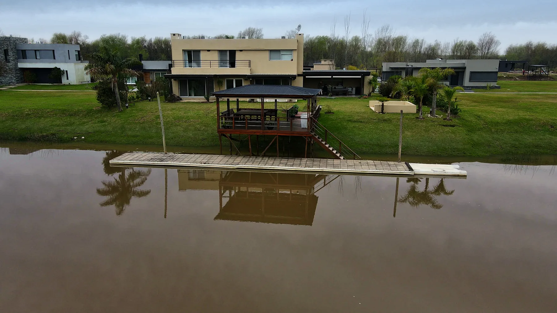 El canal, con el muelle de la casa a la izquierda.