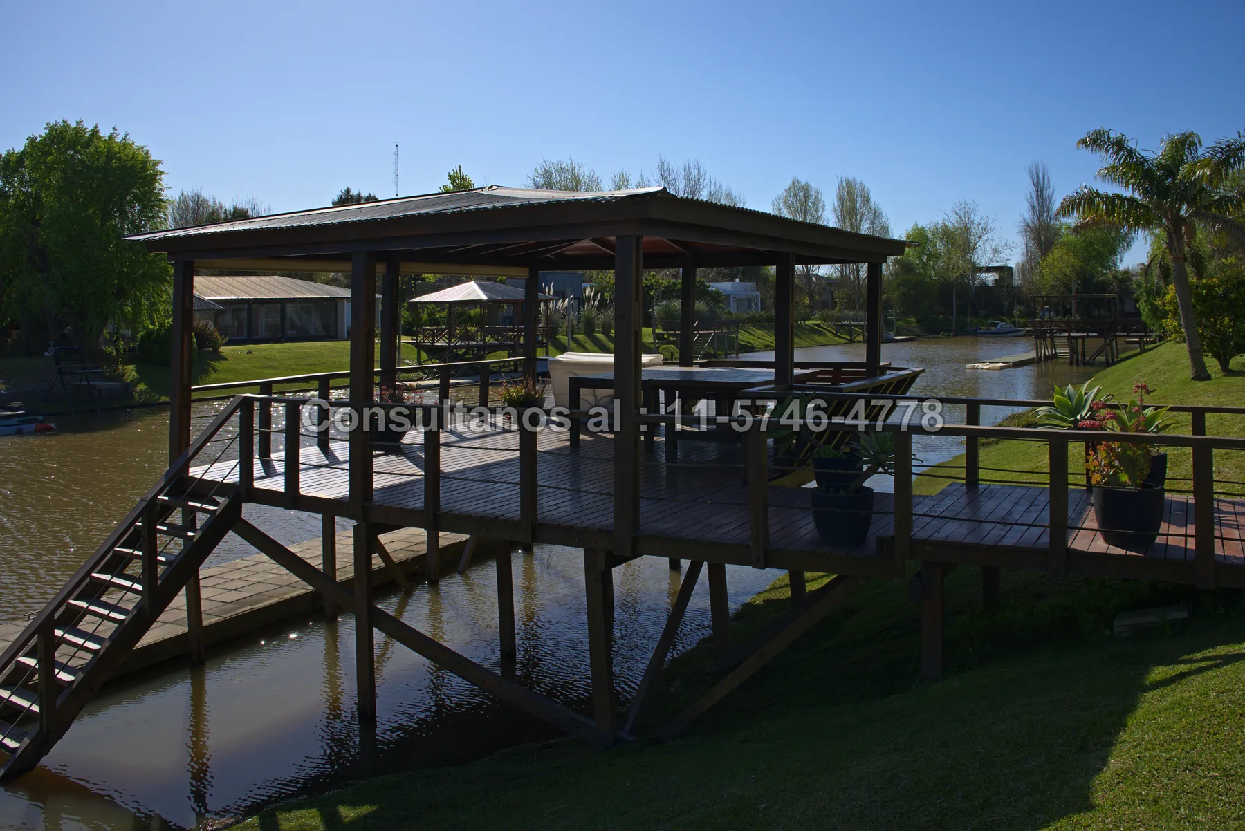 El deck sobre el agua: muelle techado y flotante, unidos al parque por el puente.