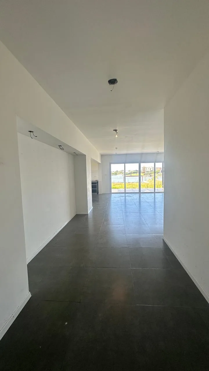 Entreda principasl. — Comodo ingreso con vista al jardin y laguna.