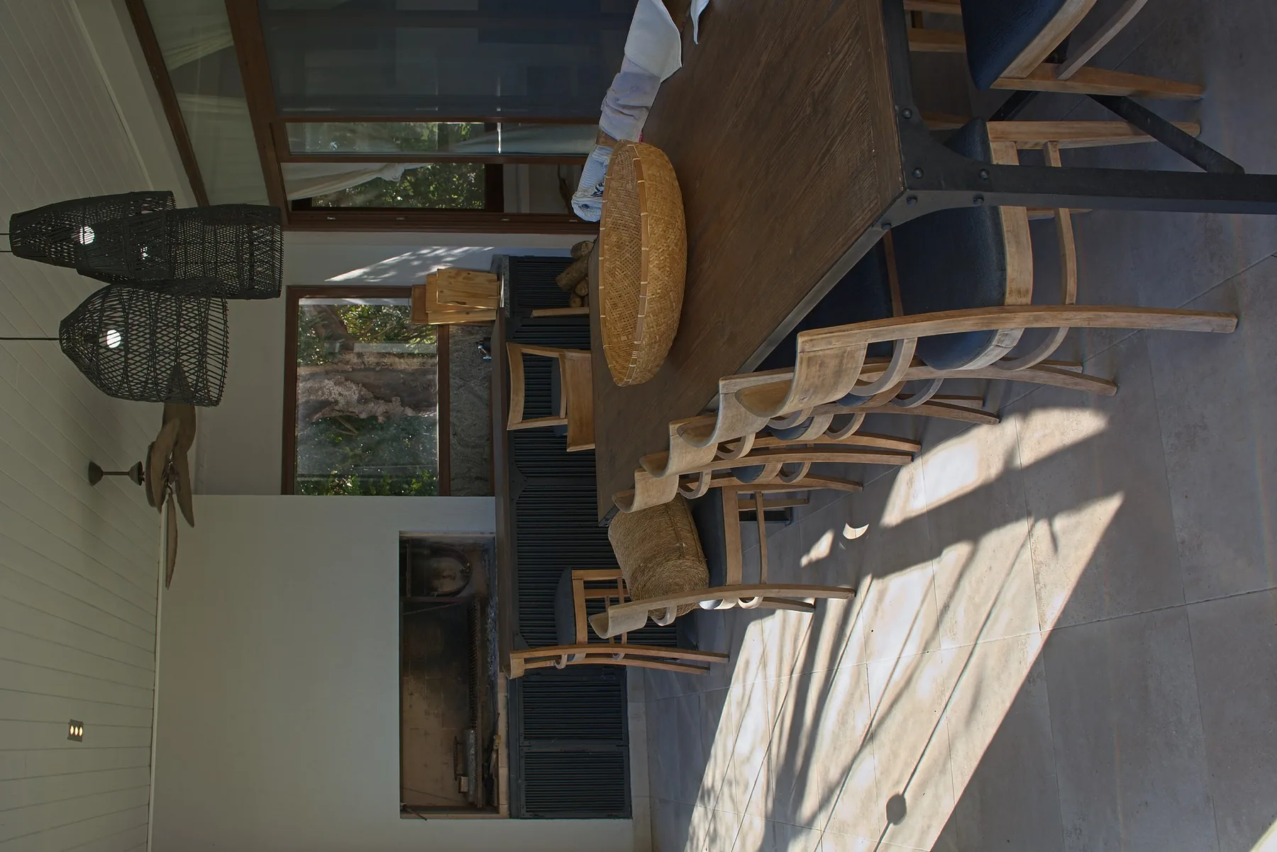 La luz de la tarde, en diagonal sobre la mesa.