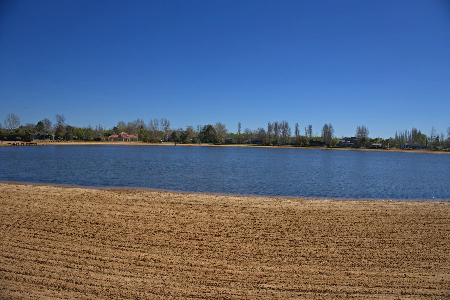 La laguna del barrio, con la playa en primer plano.