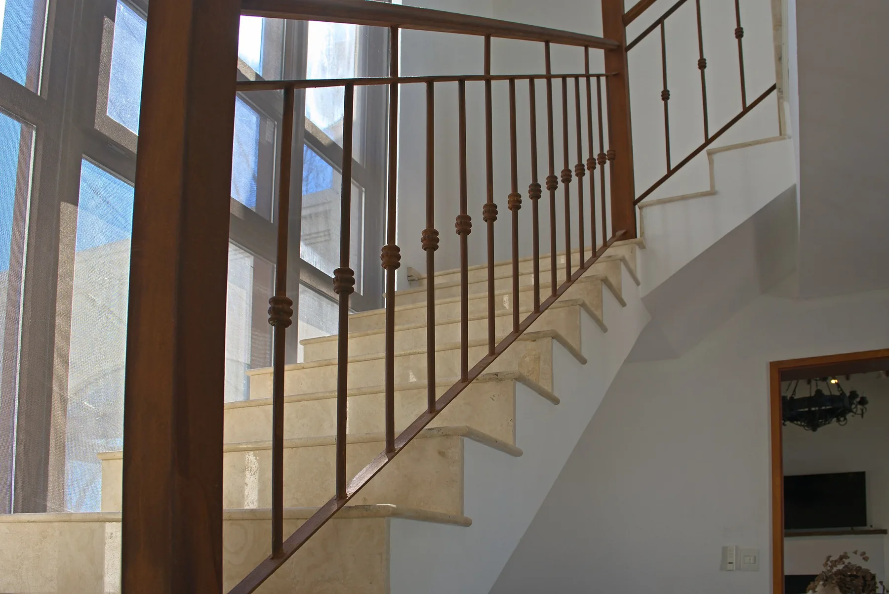 La escalera, desde el descanso alto.
