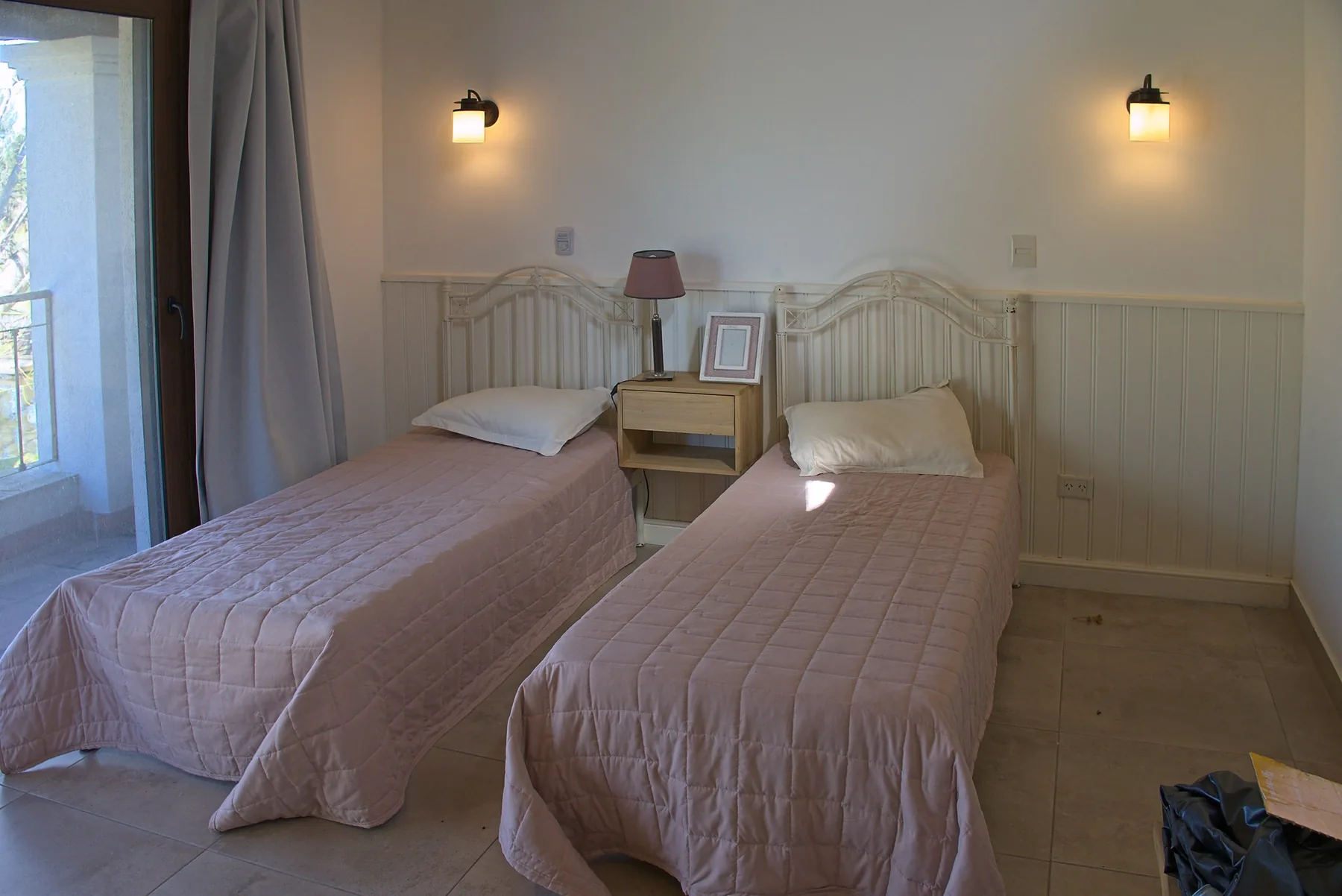 Dormitorio con vista al parque.