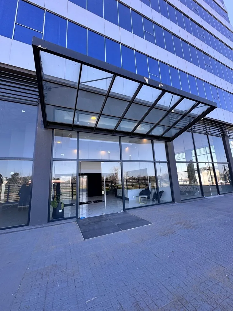 Moderna recepcion — Ingreso a lobby en doble altura, control de acceso y recepcion .