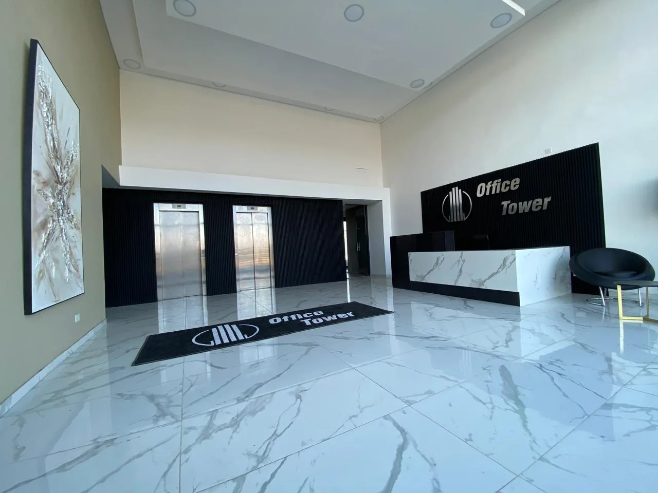 Sala en PB control de acceso — Area de recepcion , zona de ascensores y escalera, ingreso de servicio a locales de planta baja.