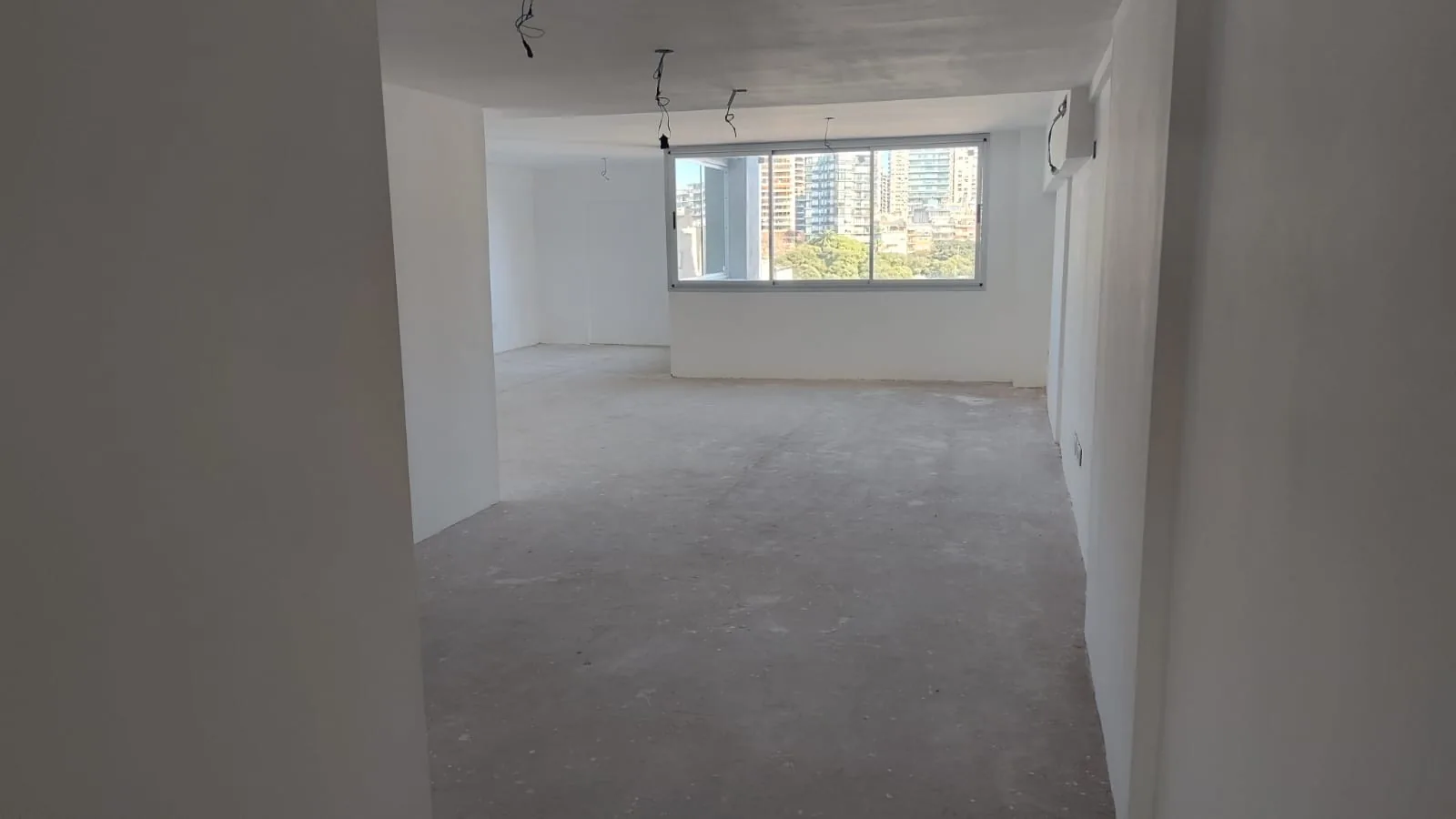 Luminosa oficina — Amplia oficina con orientación oeste, posibilidad de generar sala de reunión o privado muy luminoso.